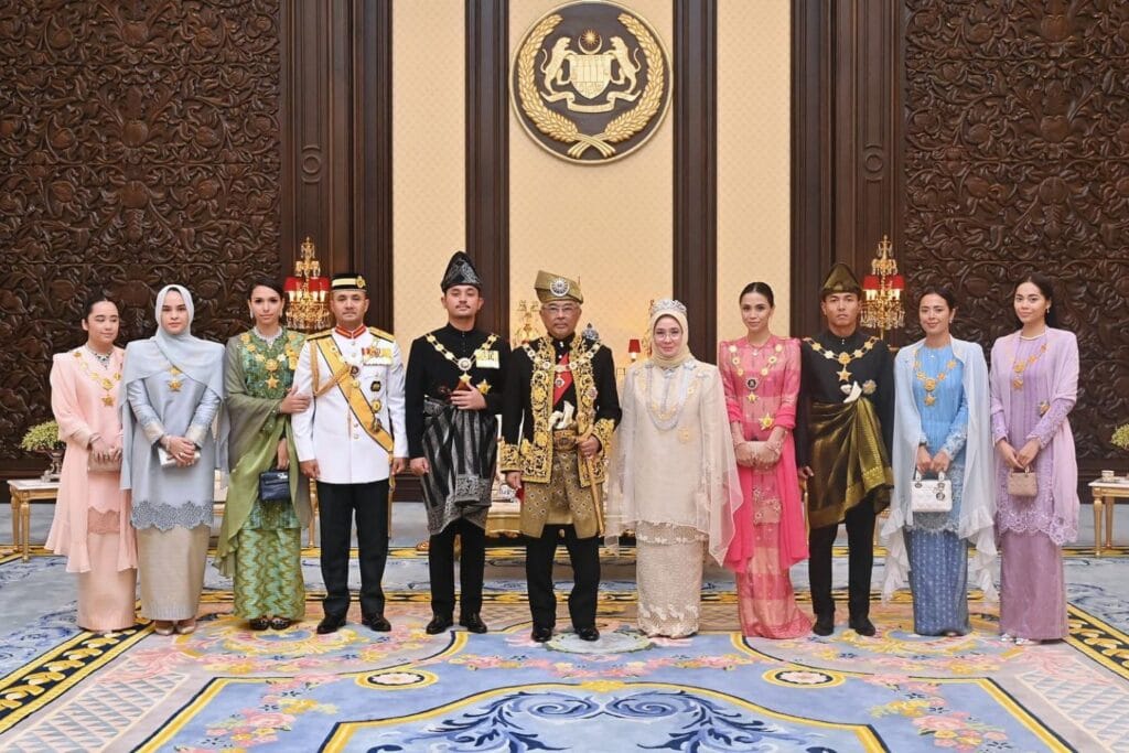 Top 10 World's Richest Royal Families