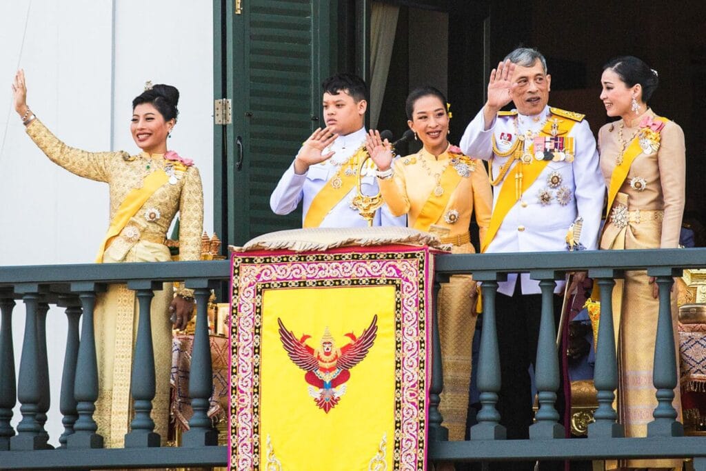 Top 10 World's Richest Royal Families